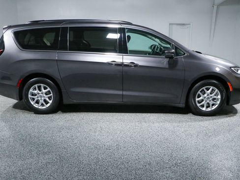 Used 2022 Chrysler Pacifica Touring-L FWD image 6