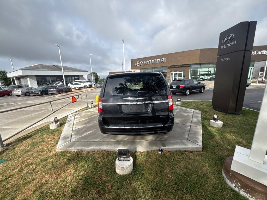 Used 2016 Chrysler Town & Country Limited FWD image 4