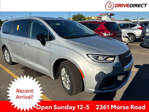 Used 2024 Chrysler Pacifica Touring-L FWD image 1