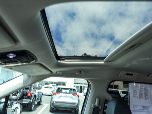 Used 2025 Kia Carnival SX Prestige FWD image 8