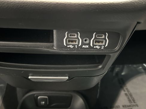 Used 2025 Chrysler Pacifica Select FWD image 39
