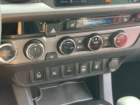 Used 2017 Toyota Tacoma TRD Off-Road image 9