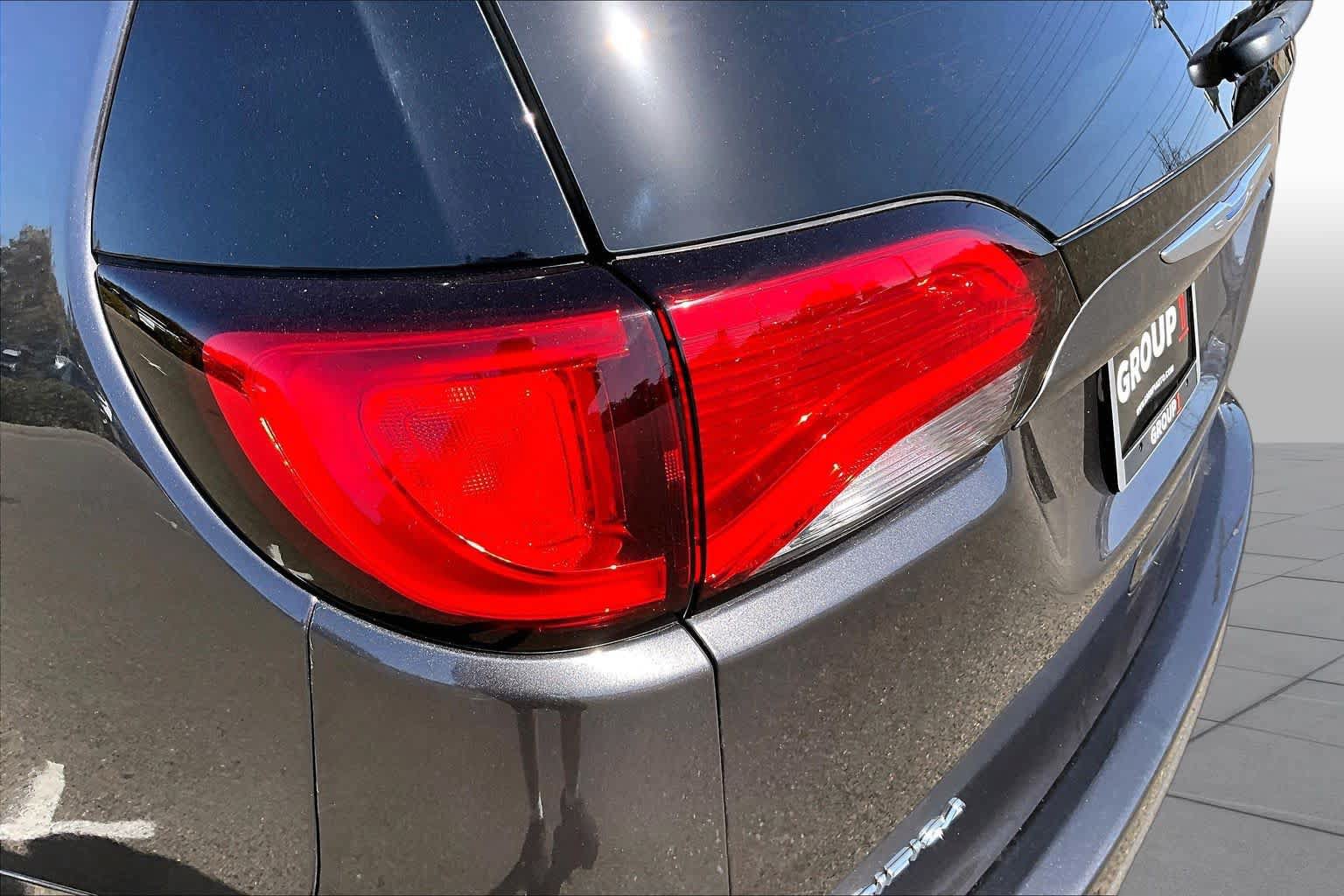 Used 2018 Chrysler Pacifica Touring-L FWD image 28