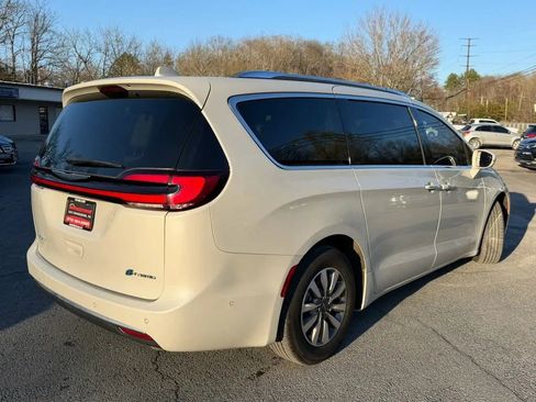 Used 2021 Chrysler Pacifica Touring-L image 3