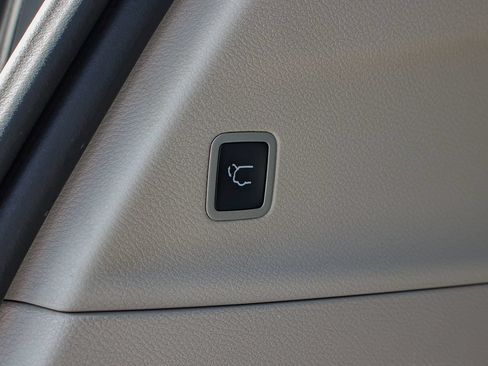 Used 2023 Chrysler Pacifica Touring-L FWD image 39