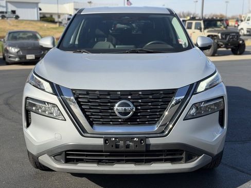 Used 2021 Nissan Rogue SV image 2