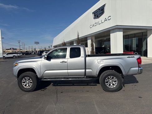 Used 2017 Toyota Tacoma SR5 w/ SR5 Appearance Package (SM) image 9