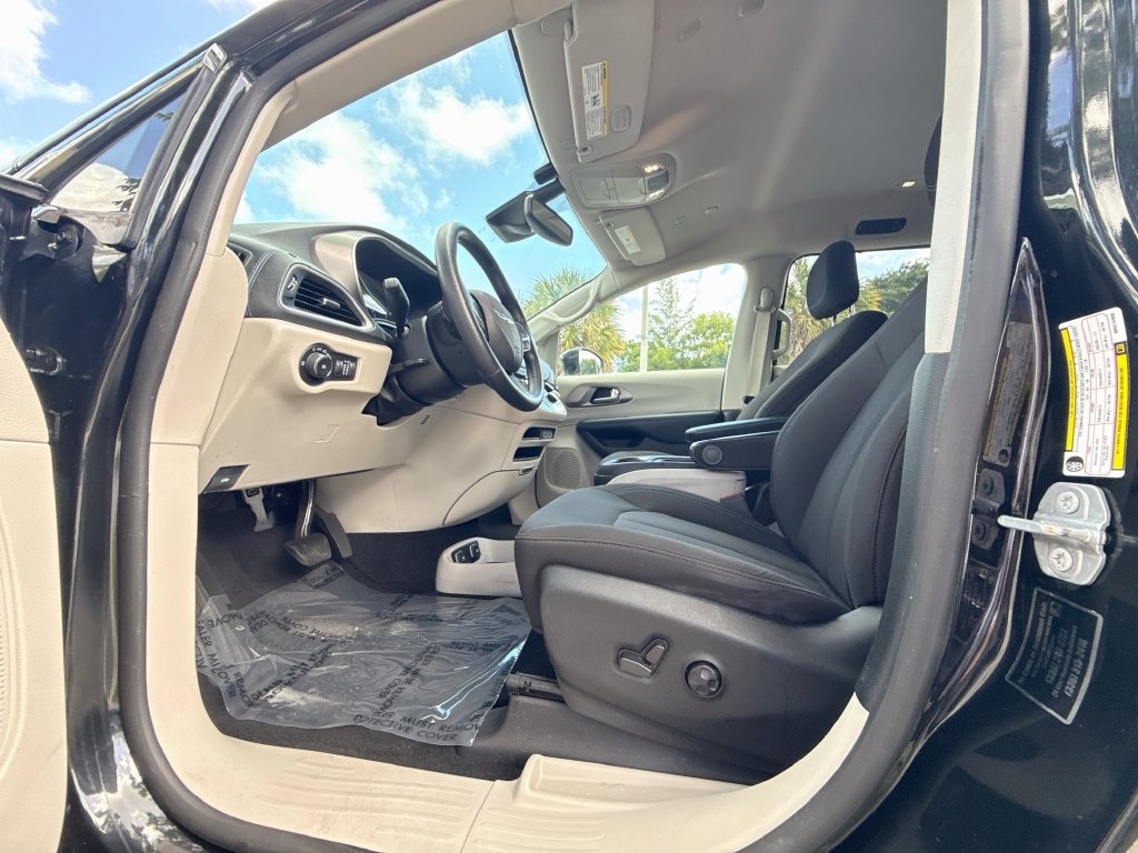Used 2021 Chrysler Pacifica Touring FWD image 22