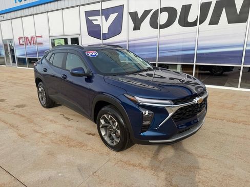 Used 2024 Chevrolet Trax LT w/ Driver Confidence Package FWD image 2