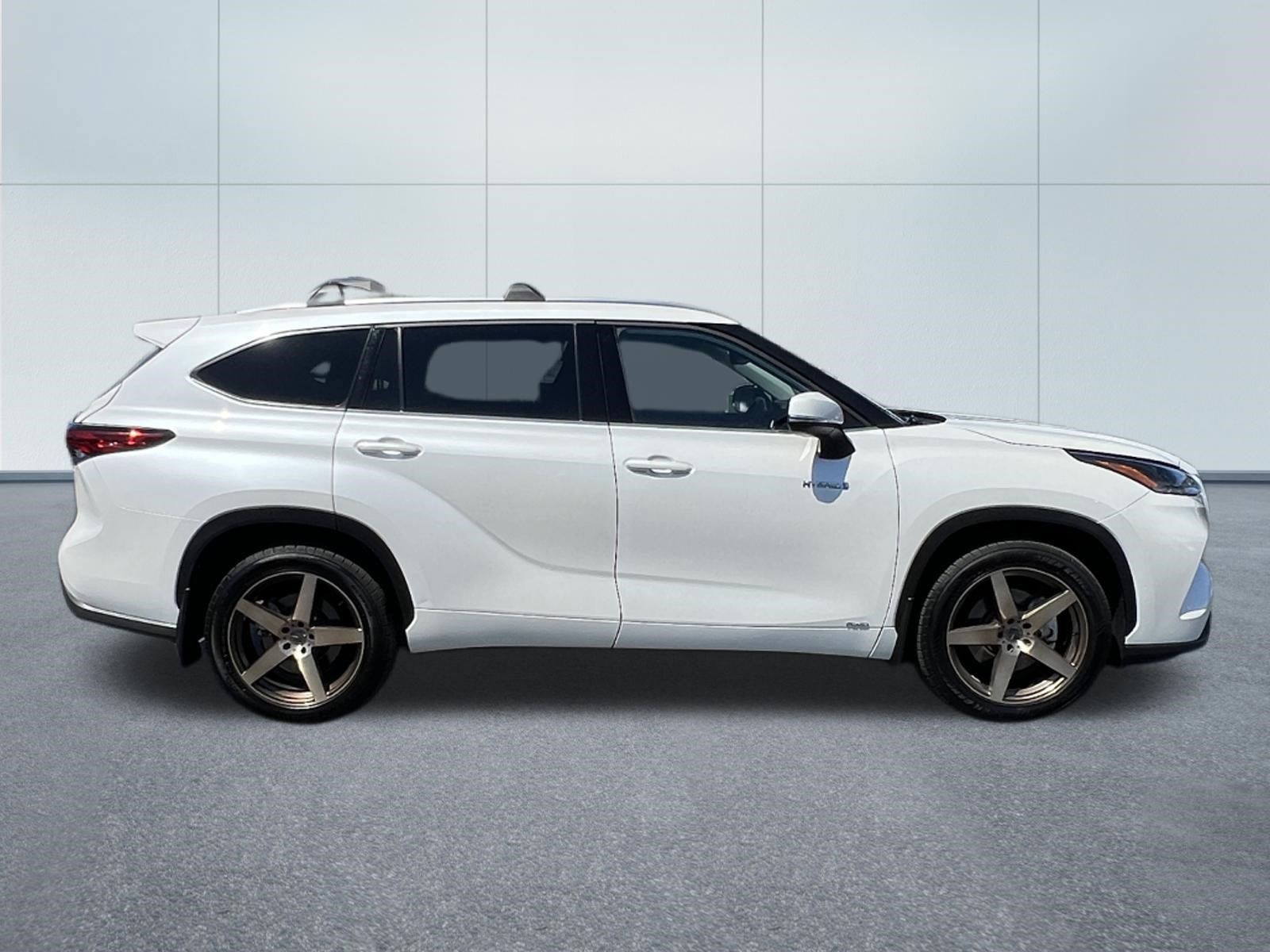 Used 2021 Toyota Highlander XLE AWD/4WD image 7