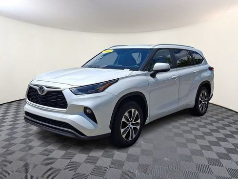 Used 2023 Toyota Highlander XLE FWD image 3
