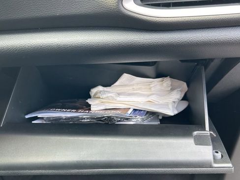 Used 2025 Chrysler Pacifica Select image 59