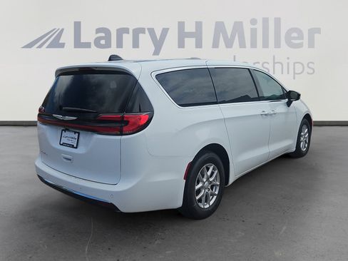 New 2026 Chrysler Pacifica Select image 5