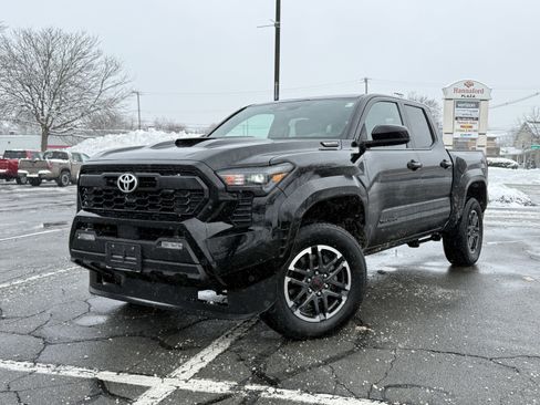 Used 2024 Toyota Tacoma TRD Sport image 1