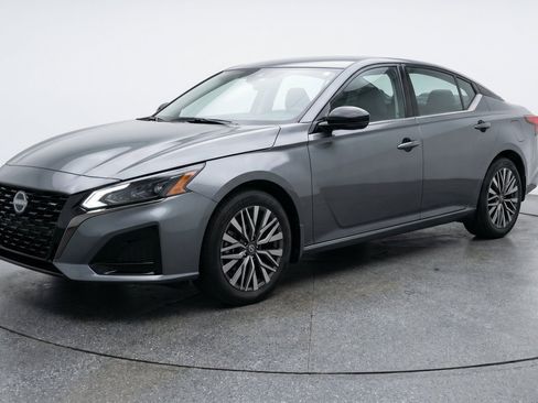 Used 2025 Nissan Altima 2.5 SV FWD image 3