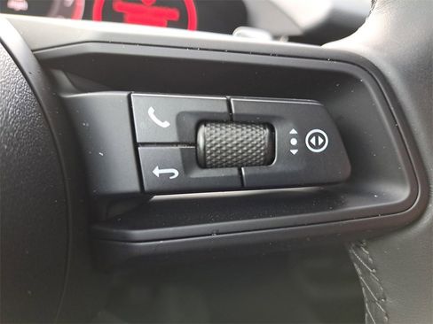 Used 2025 Porsche Cayenne image 39