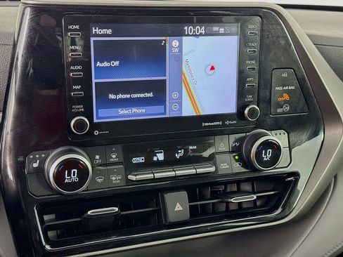 Used 2020 Toyota Highlander XLE image 21