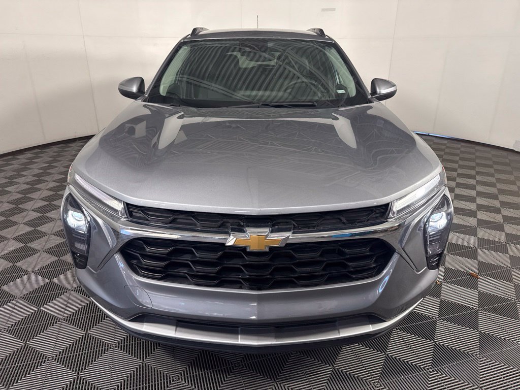 Used 2025 Chevrolet Trax LT FWD image 3