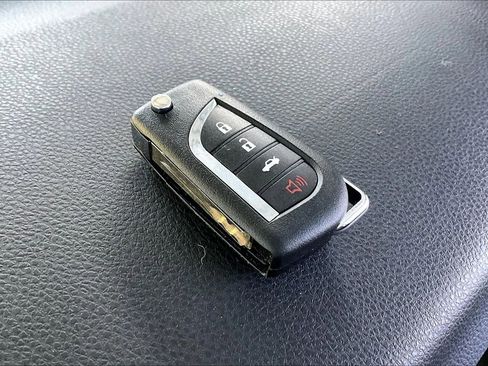 Used 2022 Toyota Camry LE FWD image 31