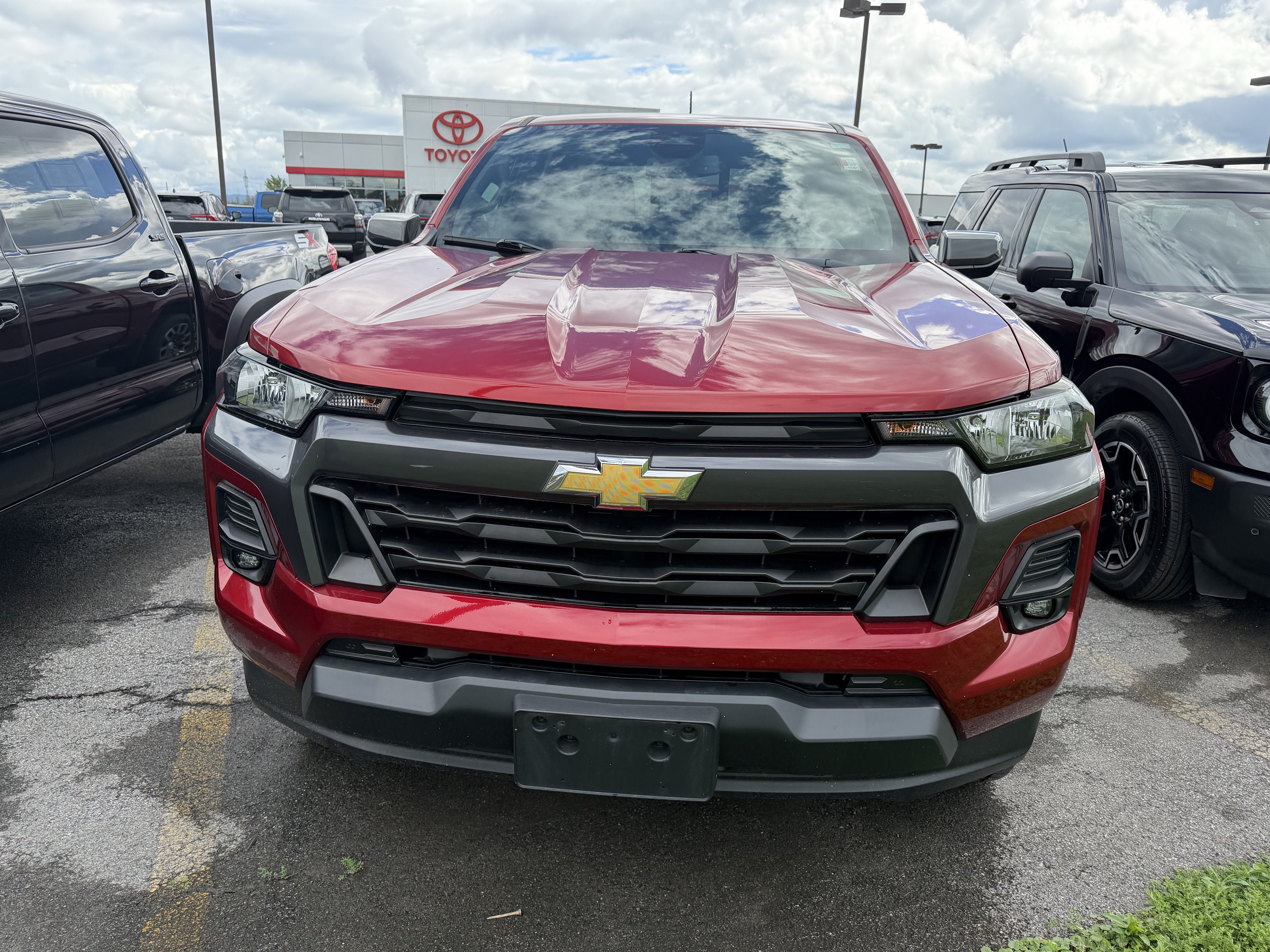 Used 2023 Chevrolet Colorado LT w/ LT Convenience Package II AWD/4WD image 3