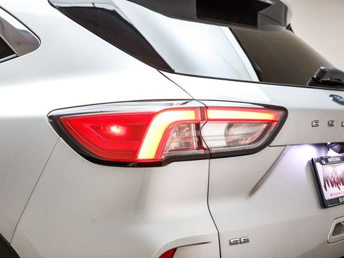 Used 2020 Ford Escape SE image 12