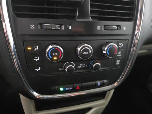 Used 2018 Dodge Grand Caravan SE w/ UConnect Hands-Free Group image 17