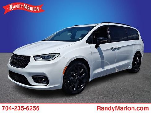 Used 2025 Chrysler Pacifica Limited FWD image 1