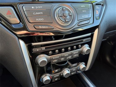 Used 2019 Nissan Pathfinder S image 24