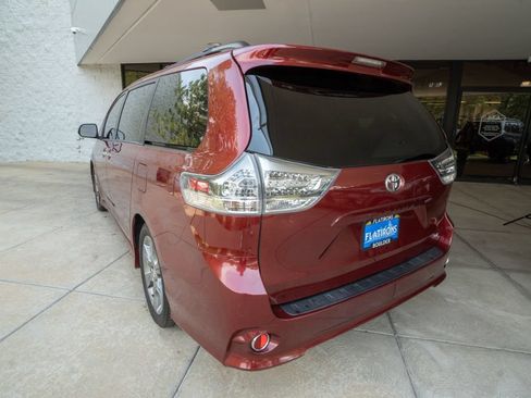 Used 2014 Toyota Sienna SE FWD image 5