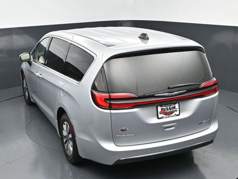 Used 2023 Chrysler Pacifica Touring-L FWD image 30