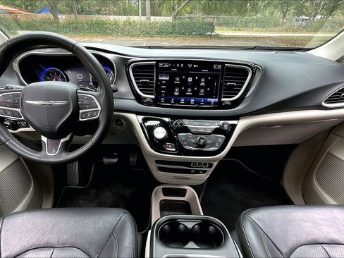 Used 2022 Chrysler Pacifica Touring-L image 7