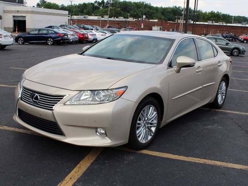 Used 2013 Lexus ES 350 w/ Luxury Pkg FWD image 2