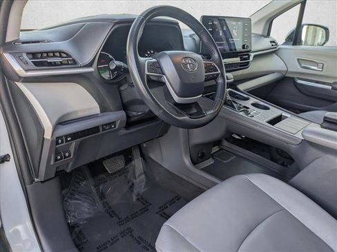 Used 2024 Toyota Sienna XLE image 10