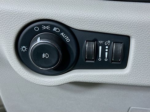 Used 2024 Chrysler Pacifica Touring-L image 17