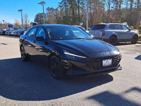 Used 2023 Hyundai Elantra SEL image 4