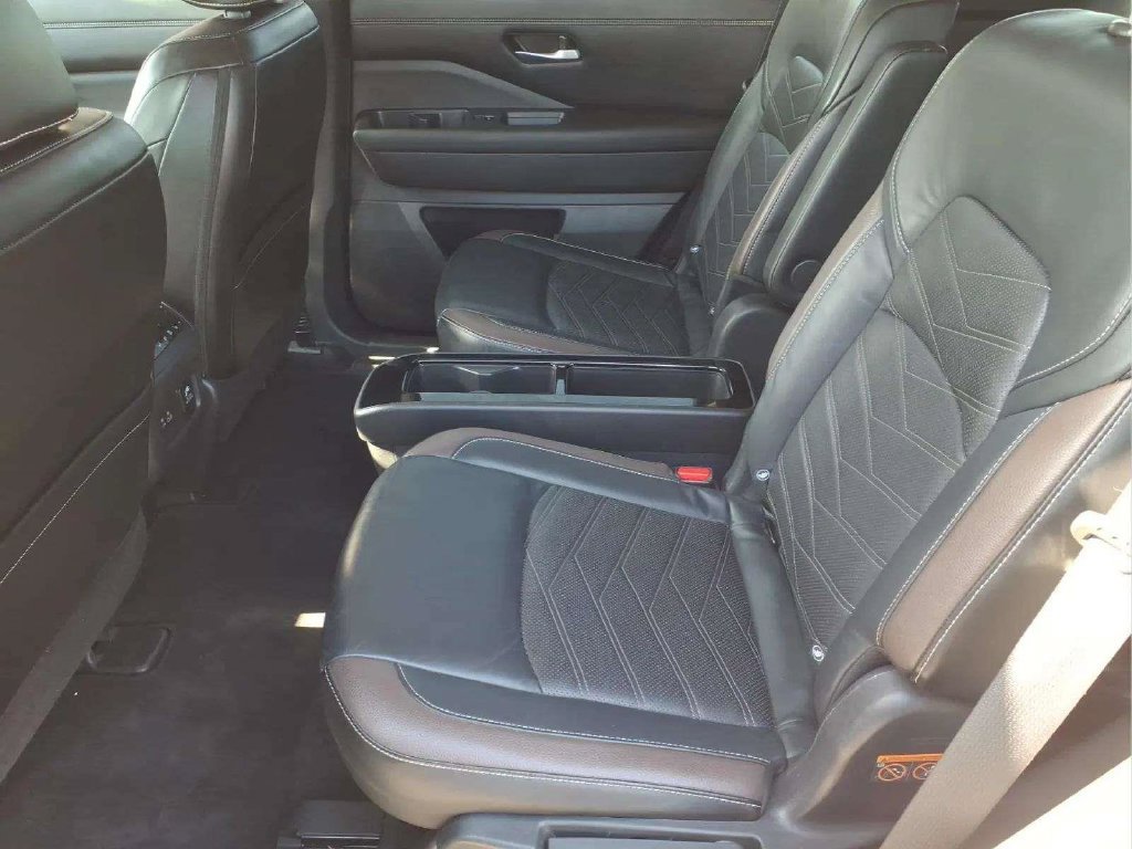 Used 2023 Nissan Pathfinder Platinum FWD image 13