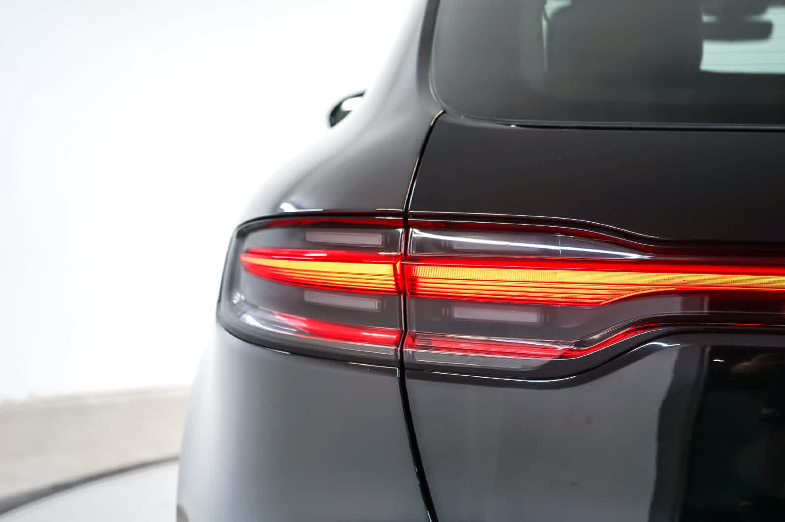 Certified 2024 Porsche Macan AWD/4WD image 11