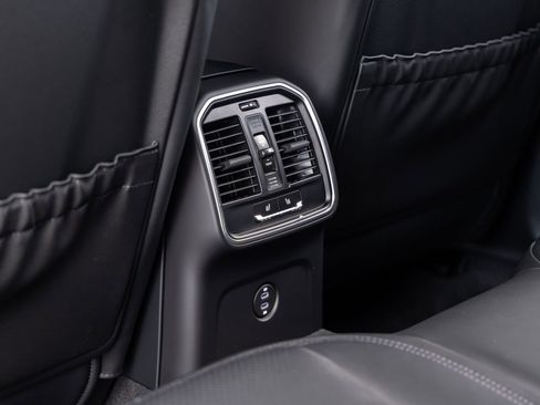 Certified 2026 Porsche Macan AWD/4WD image 39