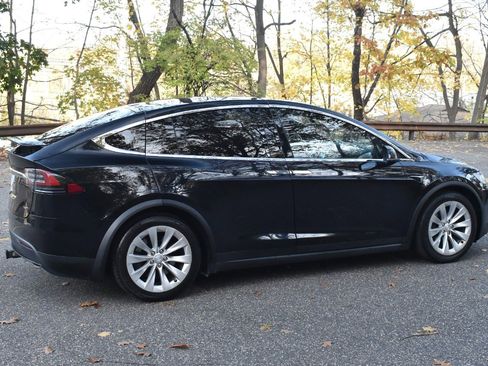 Used 2018 Tesla Model X 75D image 10