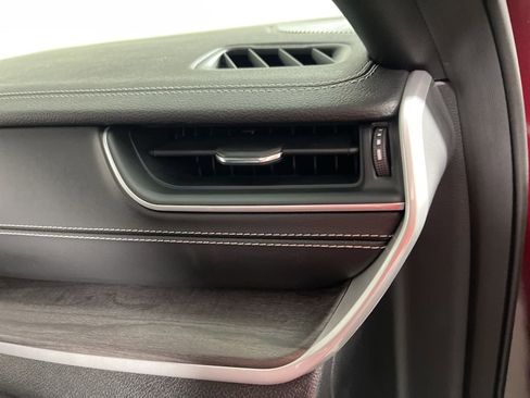 Used 2024 Jeep Grand Cherokee Limited w/ Black Appearance Package image 10