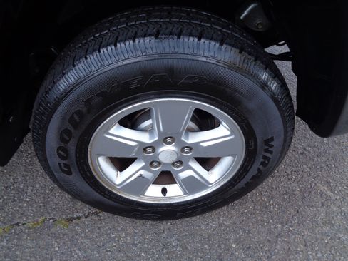 Used 2012 Jeep Liberty Sport image 25