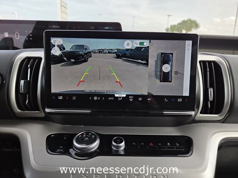Used 2025 Ford Expedition Active image 9