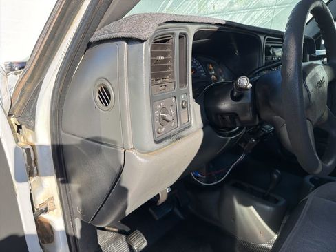 Used 2005 GMC Sierra 3500 W/T image 16