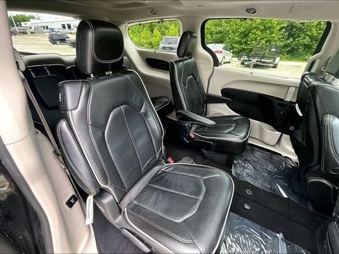 Used 2022 Chrysler Pacifica Limited w/ Uconnect Theater Family Group FWD image 27