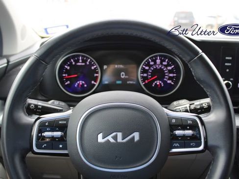 Used 2023 Kia Carnival LX image 10