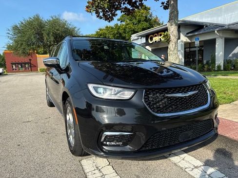 Used 2023 Chrysler Pacifica Limited FWD image 2