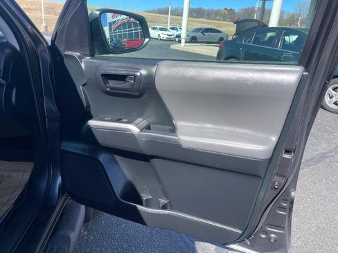 Used 2019 Toyota Tacoma SR5 AWD/4WD image 11