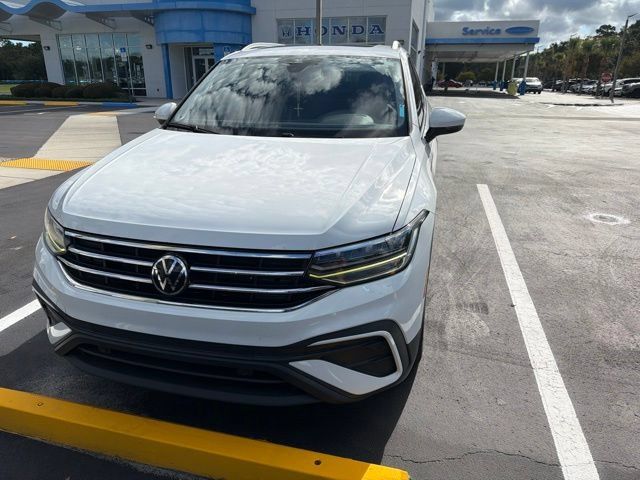 Used 2022 Volkswagen Tiguan SE FWD image 3