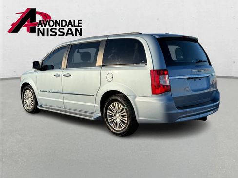 Used 2013 Chrysler Town & Country Touring-L w/ Driver Convenience Group image 4