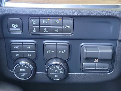 Certified 2026 Chevrolet Suburban High Country AWD/4WD image 18